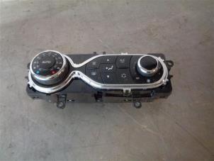 Used Air conditioning control panel Renault Captur (2R) 0.9 Energy TCE 12V Price on request offered by Autohandel-Smet Gebroeders NV