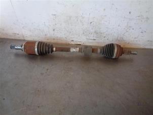 Used Front drive shaft, left Renault Clio IV Estate/Grandtour (7R) 1.5 Energy dCi 90 FAP Price on request offered by Autohandel-Smet Gebroeders NV