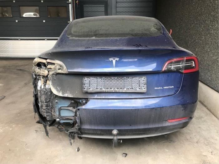 Tesla Model 3 Crochets d'attelage stock ProxyParts.fr