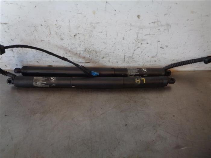 Rear gas strut, right from a BMW X5 2015