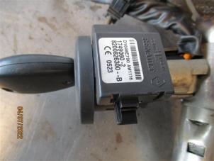 Usados Cerradura de contacto y llave Dacia Duster (HS) 1.6 16V Hi-Flex Precio de solicitud ofrecido por Autohandel-Smet Gebroeders NV