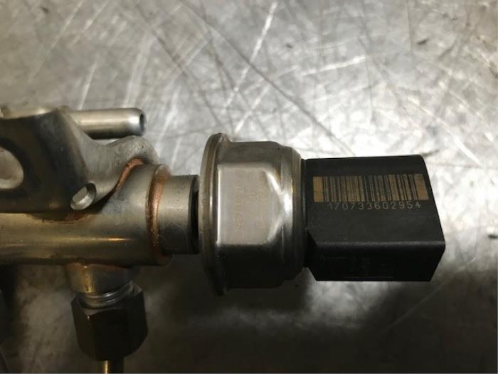 Fuel injector nozzle from a BMW 3 serie (E92) 320i 16V 2008