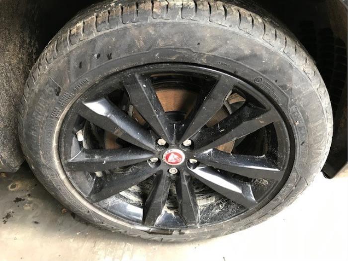 Set of wheels + tyres from a Jaguar F-Pace 2.0 D 180 16V AWD 2018