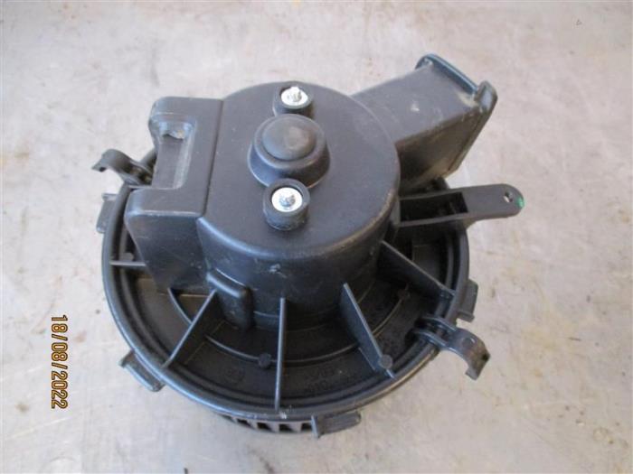 Heating and ventilation fan motor from a Peugeot Boxer (U9) 2.0 BlueHDi 130 2019