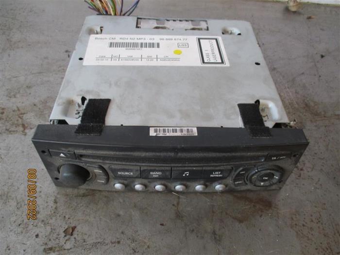 Radio CD player from a Peugeot 3008 I (0U/HU) 1.6 HDiF 16V 2010
