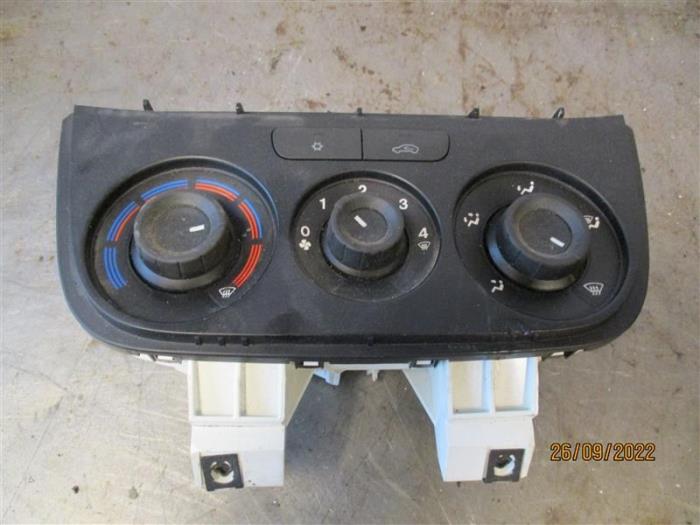 Air conditioning control panel from a Vauxhall Combo Mk.III (D) 1.6 CDTI 16V Tour 2017