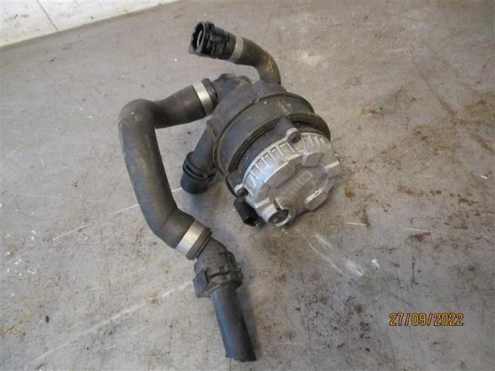 Additional water pump from a BMW 2 serie (F23) 220i 2.0 Turbo 16V 2017