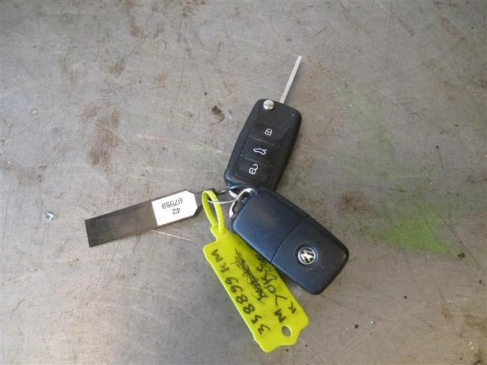 Ignition lock + key from a Volkswagen Transporter T5 2.0 BiTDI DRF 2012