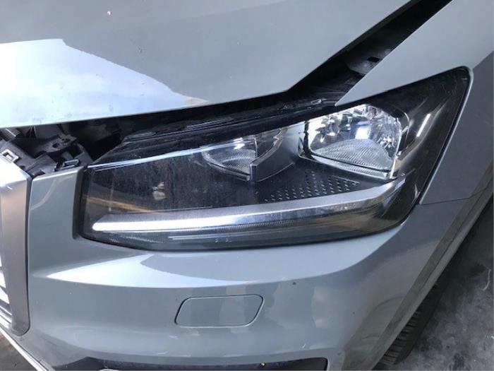 Używane Reflektor lewy Audi Q2 (GAB/GAG) 1.6 30 TDI 16V Cena na żądanie oferowane przez Autohandel-Smet Gebroeders NV