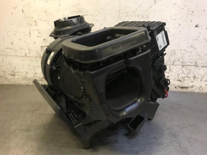 Heater housing from a BMW X1 (F48) sDrive 20d 2.0 16V 2017