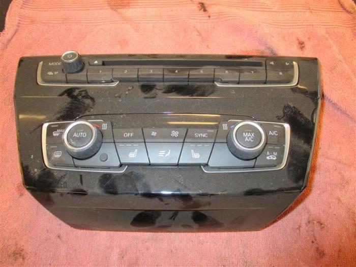 Air conditioning control panel from a BMW X1 (F48) sDrive 20d 2.0 16V 2017