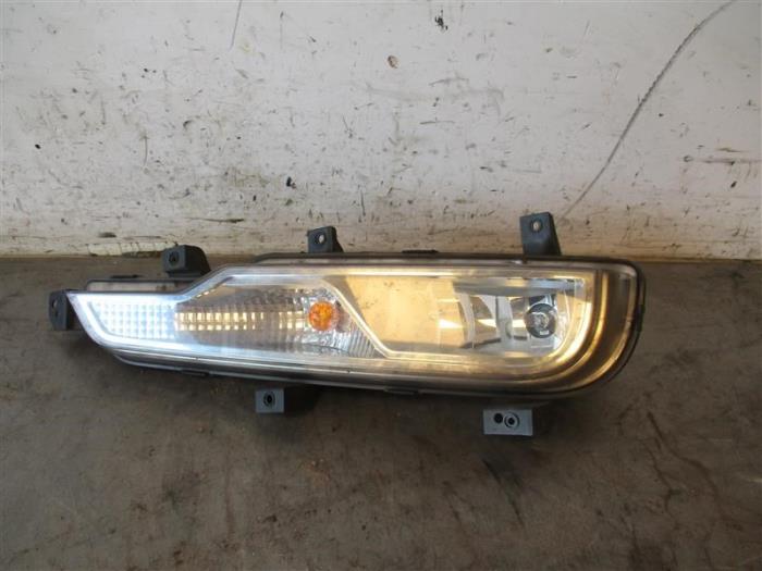 Fog light, front right from a SsangYong Rexton W 2.2 RX 220 E-XDI 16V 4WD 2016