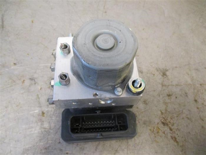 Gebrauchte ABS Pumpe Dacia Duster (SR) 1.2 TCE 16V 4x4 Preis auf Anfrage angeboten von Autohandel-Smet Gebroeders NV