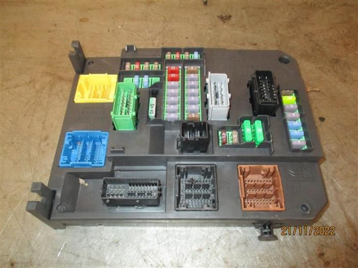 Fuse box from a Citroën C4 Picasso (3D/3E) 2.0 Blue HDI 135 Hybrid 2016