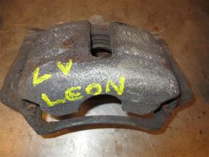 Used Front brake calliper, left Seat Leon (5FB) 1.6 TDI 16V Price on request offered by Autohandel-Smet Gebroeders NV