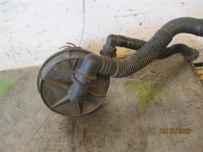 Pull air pump from a Volkswagen New Beetle (9C1/9G1) 1.6 2000