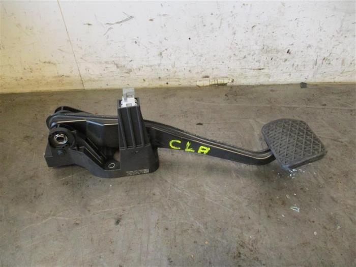 Brake pedal from a Mercedes-Benz CLA Shooting Brake (117.9) 2.2 CLA-200 CDI 16V 2015