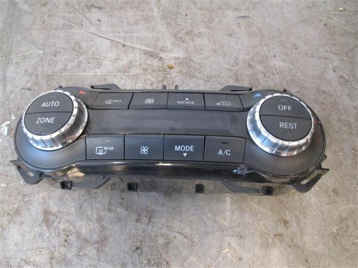 Air conditioning control panel from a Mercedes-Benz CLA Shooting Brake (117.9) 2.2 CLA-200 CDI 16V 2015
