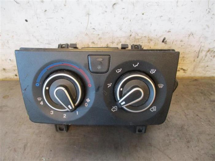 Air conditioning control panel from a Peugeot Boxer (U9) 2.2 Blue HDi 120 2022
