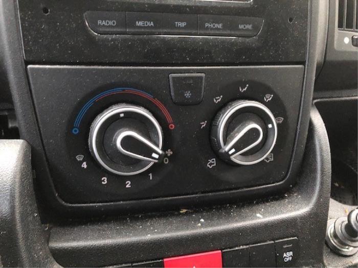 Air conditioning control panel from a Peugeot Boxer (U9) 2.2 Blue HDi 120 2022
