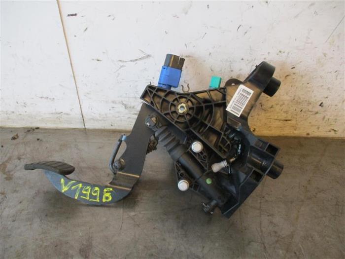 Clutch pedal from a Renault Trafic Passenger (1JL/2JL/3JL/4JL) 1.6 dCi 125 Twin Turbo 2018