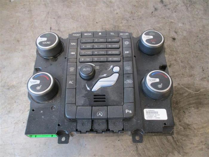 Multi-media control unit from a Volvo XC60 I (DZ) 2.0 D4 16V 2015