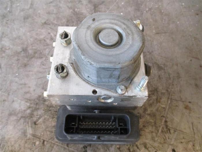 Usados Bomba ABS Peugeot 108 1.0 12V Precio de solicitud ofrecido por Autohandel-Smet Gebroeders NV