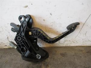 Used Clutch pedal Ford B-Max (JK8) 1.0 EcoBoost 12V 100 Price on request offered by Autohandel-Smet Gebroeders NV