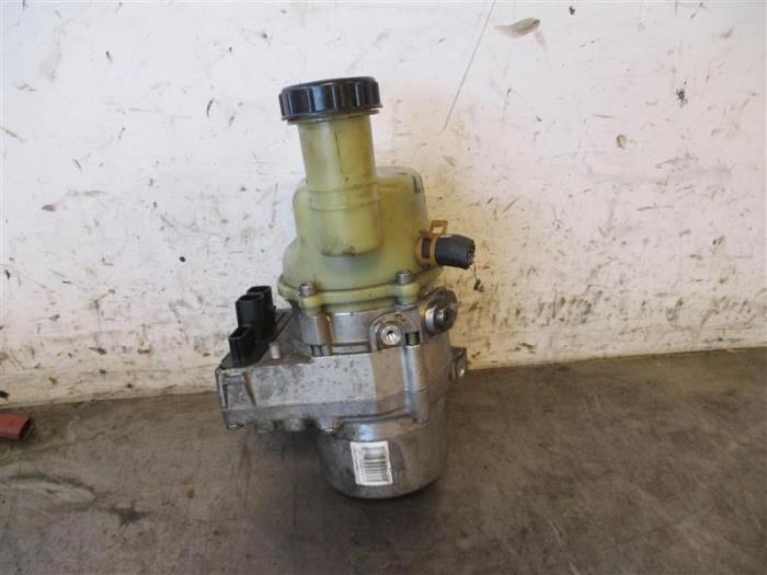 Used Power steering pump Dacia Lodgy (JS/SD0J) 1.2 TCE 16V Price on request offered by Autohandel-Smet Gebroeders NV