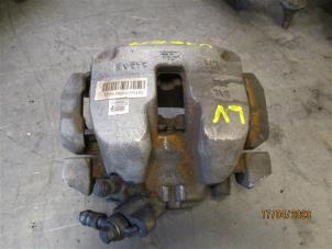 Used Front brake calliper, left Peugeot 5008 II (M4/MC/MJ/MR) 1.5 BlueHDi 130 Price on request offered by Autohandel-Smet Gebroeders NV