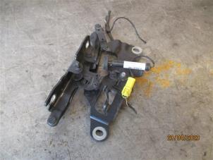 Used Front door hinge, right BMW 5 serie Touring (F11) 520d 16V Price on request offered by Autohandel-Smet Gebroeders NV