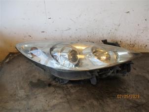Used Headlight, right Peugeot 307 Price on request offered by Autohandel-Smet Gebroeders NV