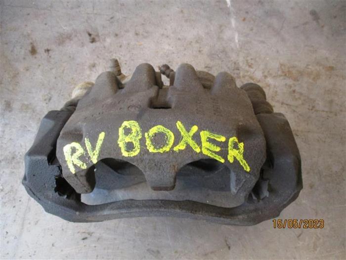 Front brake calliper, right from a Peugeot Boxer (U9) 2.2 Blue HDi 165 2020