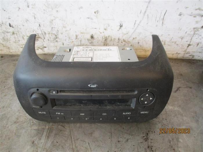 Reproductor de CD y radio de un Fiat Fiorino (225)  2020