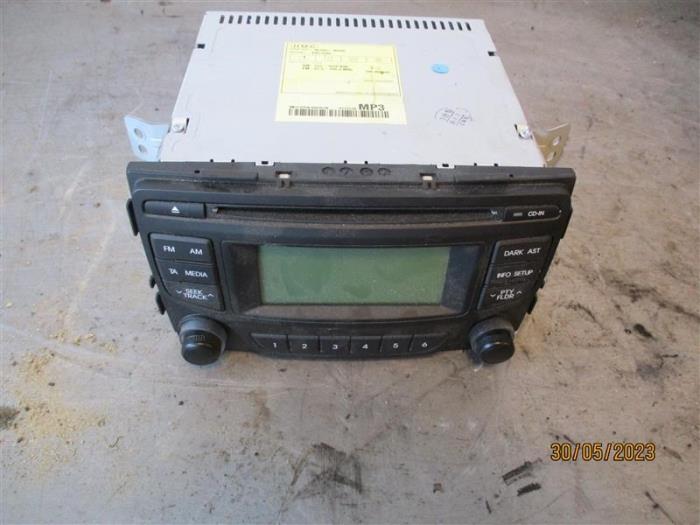 Radio CD player from a Hyundai iX20 (JC) 1.4i 16V LPG 2014