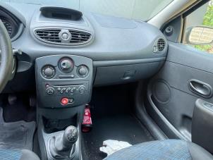 Used Gearbox Renault Clio III Estate/Grandtour (KR) 1.2 16V 75 Price on request offered by Autohandel-Smet Gebroeders NV