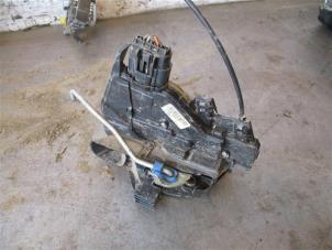 Used Front door lock mechanism 4-door, right Kia Stonic (YB) 1.0i T-GDi 12V Price on request offered by Autohandel-Smet Gebroeders NV
