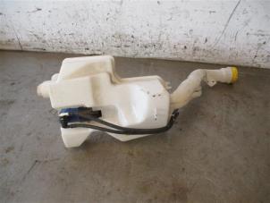 Used Front windscreen washer reservoir Renault Clio IV (5R) 0.9 Energy TCE 75 12V Price on request offered by Autohandel-Smet Gebroeders NV