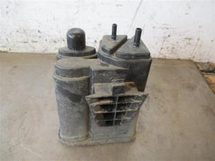 Used Carbon filter Renault Clio IV (5R) 0.9 Energy TCE 75 12V Price on request offered by Autohandel-Smet Gebroeders NV