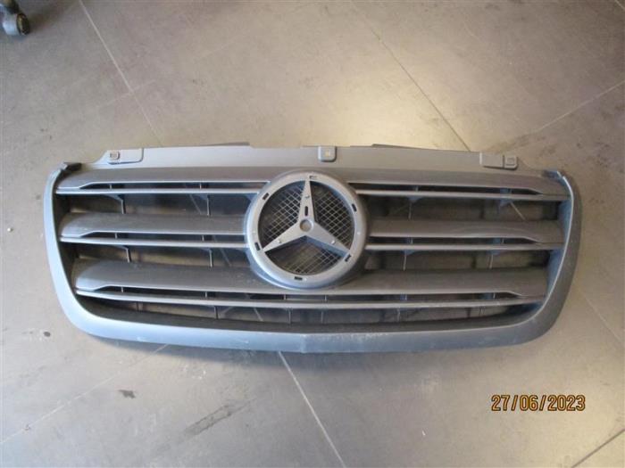 Używane Grill Mercedes Sprinter Cena na żądanie oferowane przez Autohandel-Smet Gebroeders NV