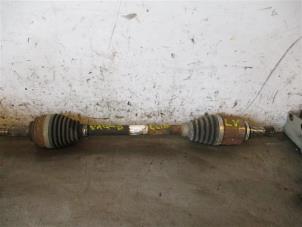 Used Front drive shaft, left Renault Clio IV (5R) 0.9 Energy TCE 75 12V Price on request offered by Autohandel-Smet Gebroeders NV