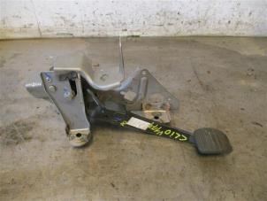 Used Brake pedal Renault Clio IV (5R) 0.9 Energy TCE 75 12V Price on request offered by Autohandel-Smet Gebroeders NV