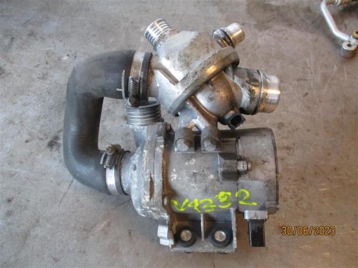 Begagnade Vattenpump BMW 6 serie (E63) 630i 24V Pris på förfrågan erbjuds av Autohandel-Smet Gebroeders NV