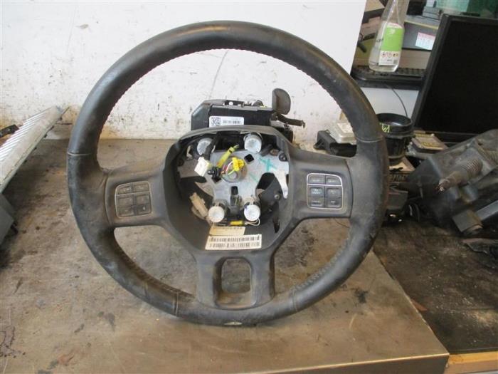 Steering wheel from a RAM 1500 Crew Cab (DS/DJ/D2) 5.7 Hemi V8 4x4 2015