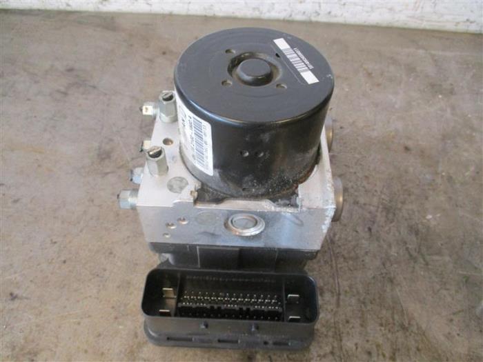 Usagé Bloc ABS Mazda 5 (CWA9) 1.6 CITD 16V Prix sur demande proposé par Autohandel-Smet Gebroeders NV