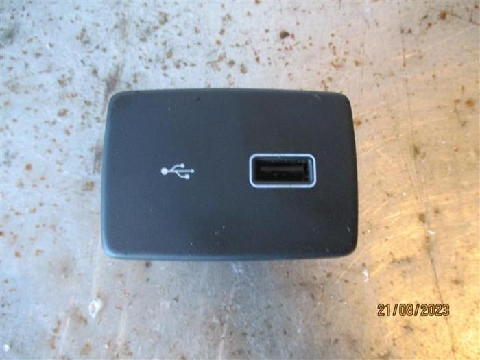 AUX / USB-Anschluss van een Citroën Jumper (U9) 2.2 Blue HDi 165 2022