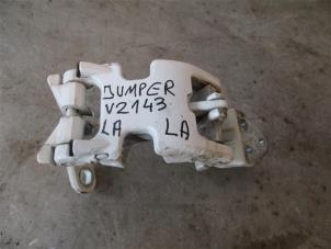 Used Rear door hinge, left Citroen Jumper (U9) 2.2 Blue HDi 165 Price on request offered by Autohandel-Smet Gebroeders NV