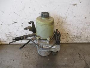 Used Power steering pump Volkswagen Polo IV (9N1/2/3) Price on request offered by Autohandel-Smet Gebroeders NV