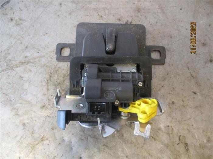 Tailgate lock mechanism from a Seat Ateca (5FPX) 1.6 TDI 115 2021