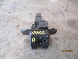 Gebrauchte Schloßfänger Heckklappe Kia Stonic (YB) 1.4 MPI 16V Preis auf Anfrage angeboten von Autohandel-Smet Gebroeders NV